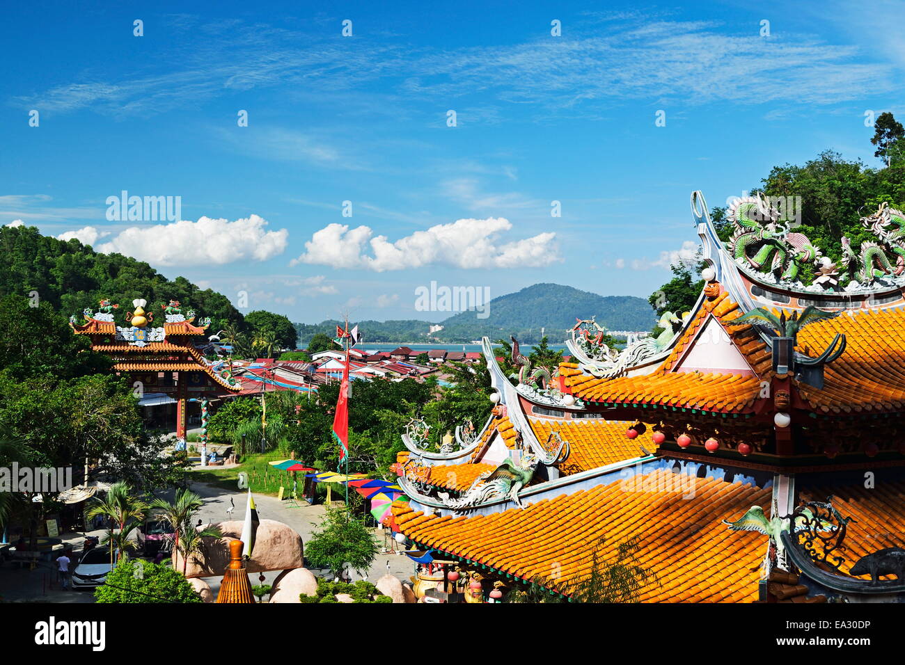 Vue de la ville de Pangkor et Kung Fu Lin Temple, Pulau Pangkor (île de Pangkor), Perak, Malaisie, Asie du Sud, Asie Banque D'Images