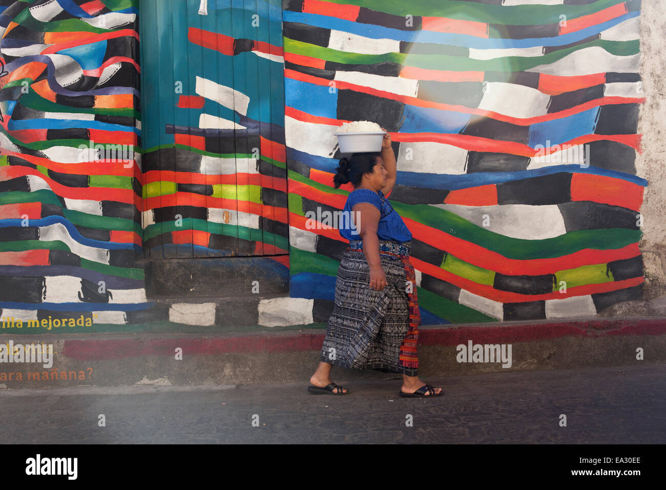 Femme maya portant un bol de maïs masa (pâte), San Pedro, au Guatemala, en Amérique centrale Banque D'Images