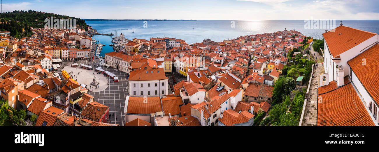 La place Tartini, à gauche et l'église de Saint Georges sur la droite, Piran, Primorska, Istrie slovène, la Slovénie Banque D'Images