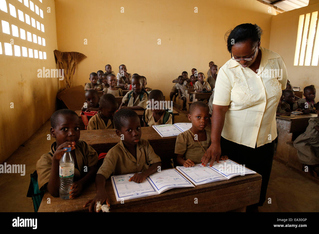 Les élèves d'une classe, l'école primaire de l'Afrique, Lomé, Togo, Afrique de l'Ouest, l'Afrique Banque D'Images