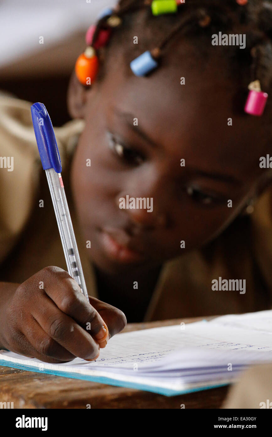 Écolière, l'école primaire de l'Afrique, Lomé, Togo, Afrique de l'Ouest, l'Afrique Banque D'Images
