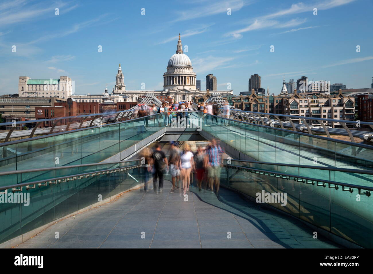 Millennium Bridge et de la Cathédrale St Paul, Londres, Angleterre, Royaume-Uni, Europe Banque D'Images