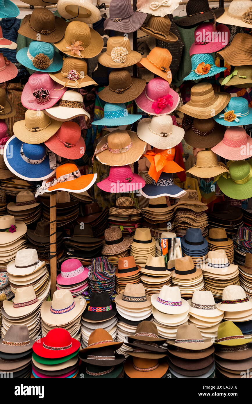 Hat stand, Pisac Le marché du textile, la Vallée Sacrée, le Pérou, Amérique du Sud Banque D'Images