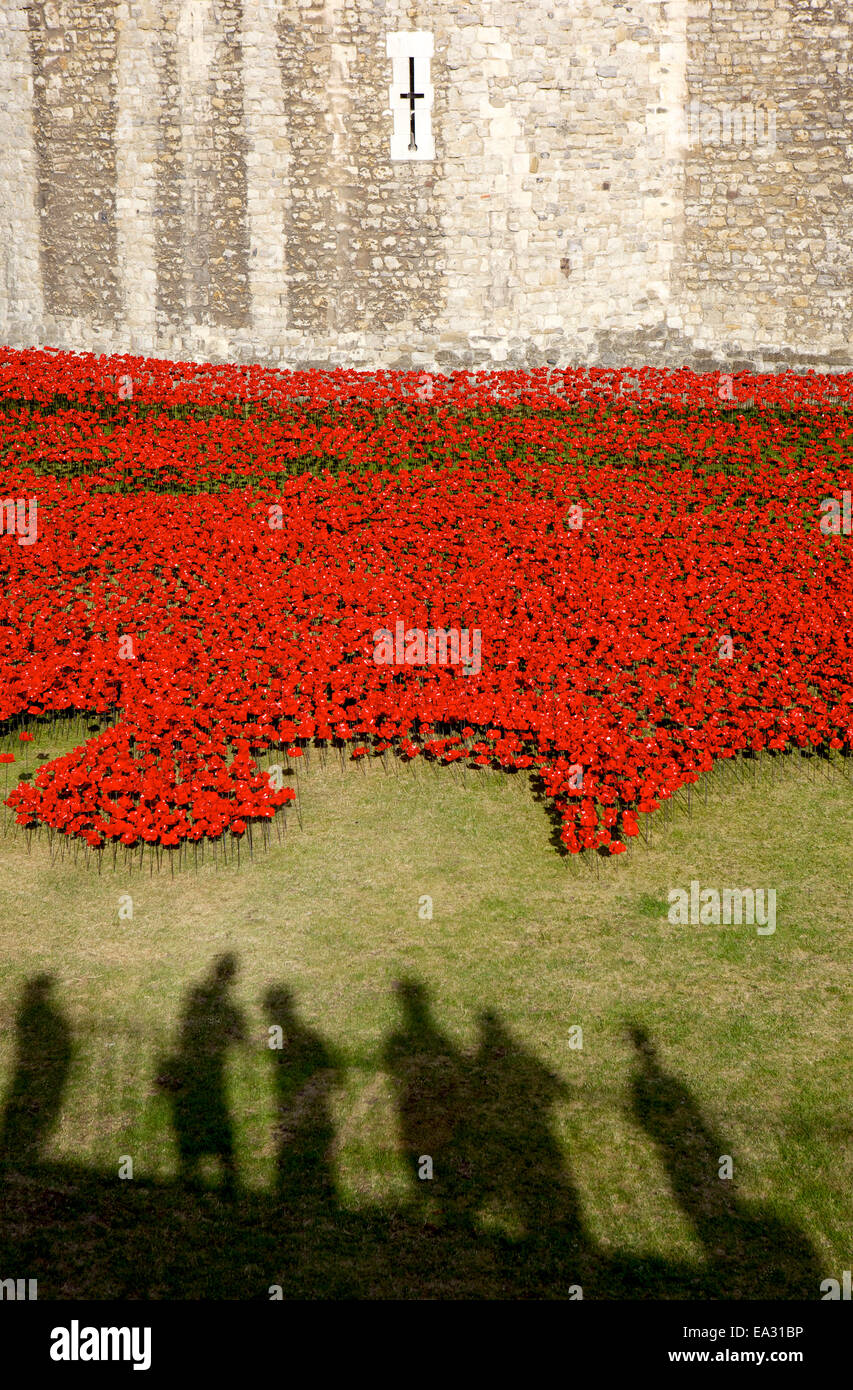 Ombre de personnes regardant le sang a balayé les terres et les mers de l'installation Red à la Tour de Londres, Londres, Angleterre, Royaume-Uni Banque D'Images