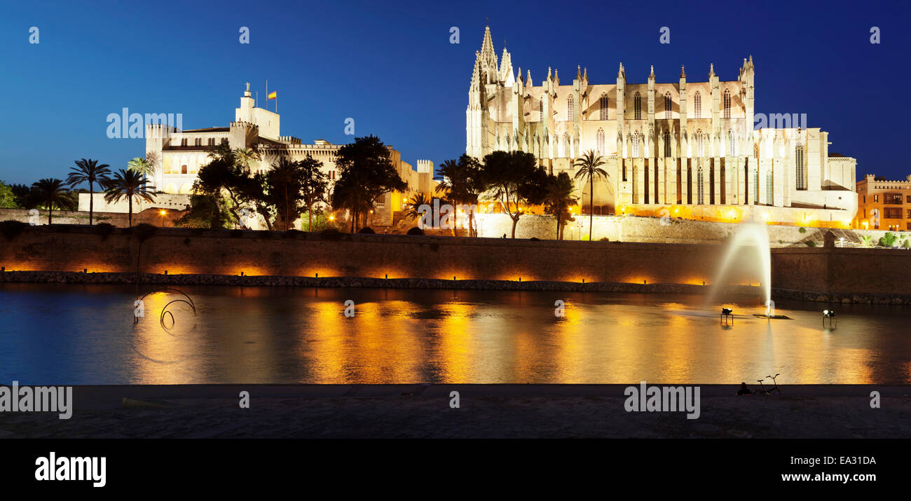 Cathédrale de Santa Maria de Palma et de l'Almudaina au Parc de la Mar, Palma de Mallorca, Majorque, Espagne, Méditerranée Banque D'Images