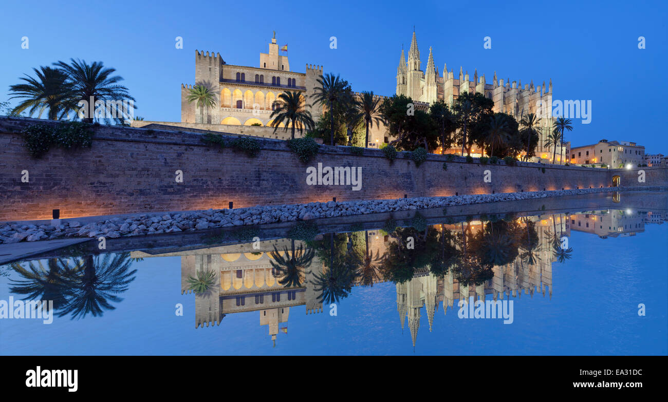 Cathédrale de Santa Maria de Palma et de l'Almudaina au Parc de la Mar, Palma de Mallorca, Majorque, Îles Baléares, Espagne Banque D'Images