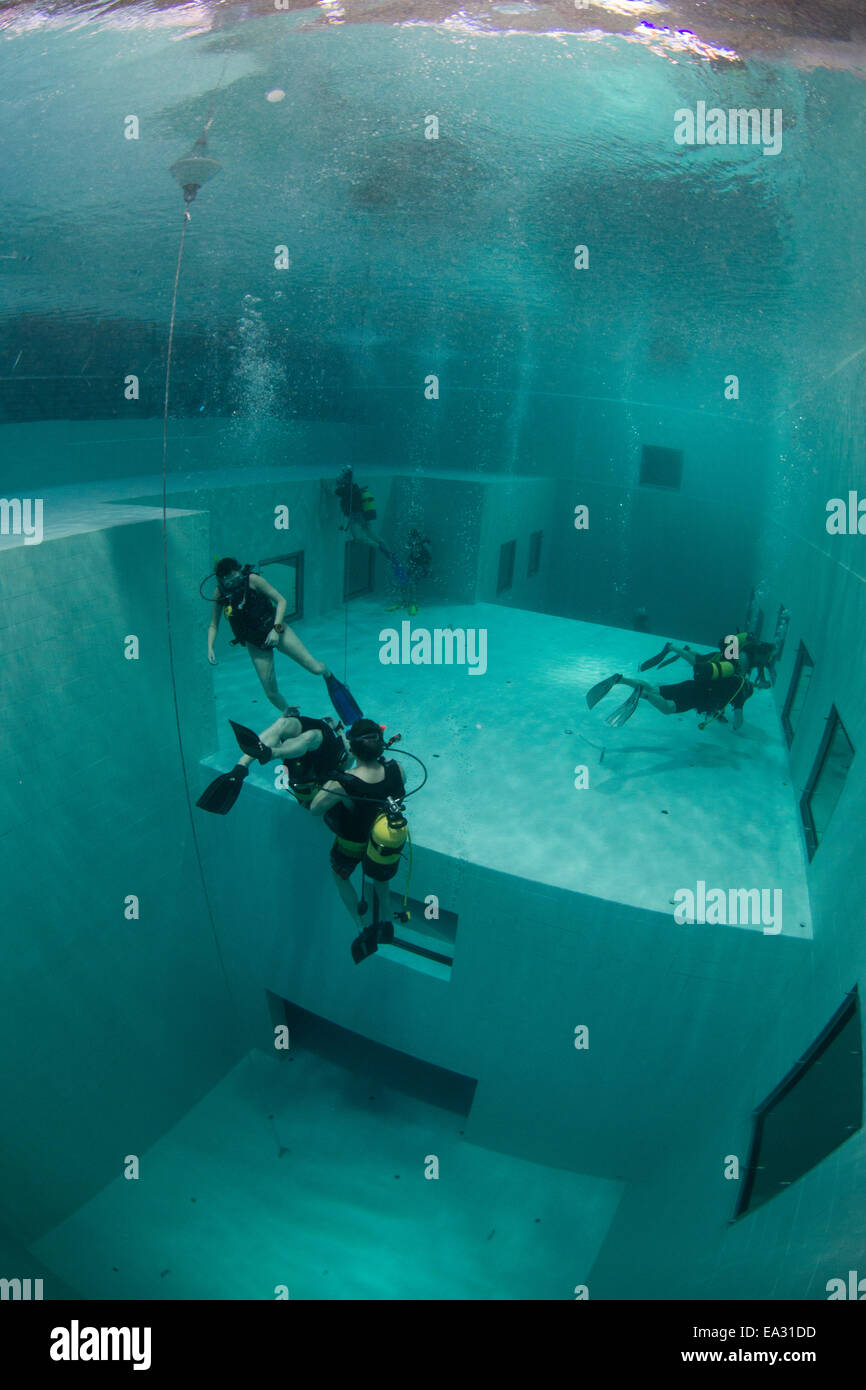 Plongeurs à Nemon 33 intérieure, la piscine la plus profonde en Europe, Belgique, Europe Banque D'Images