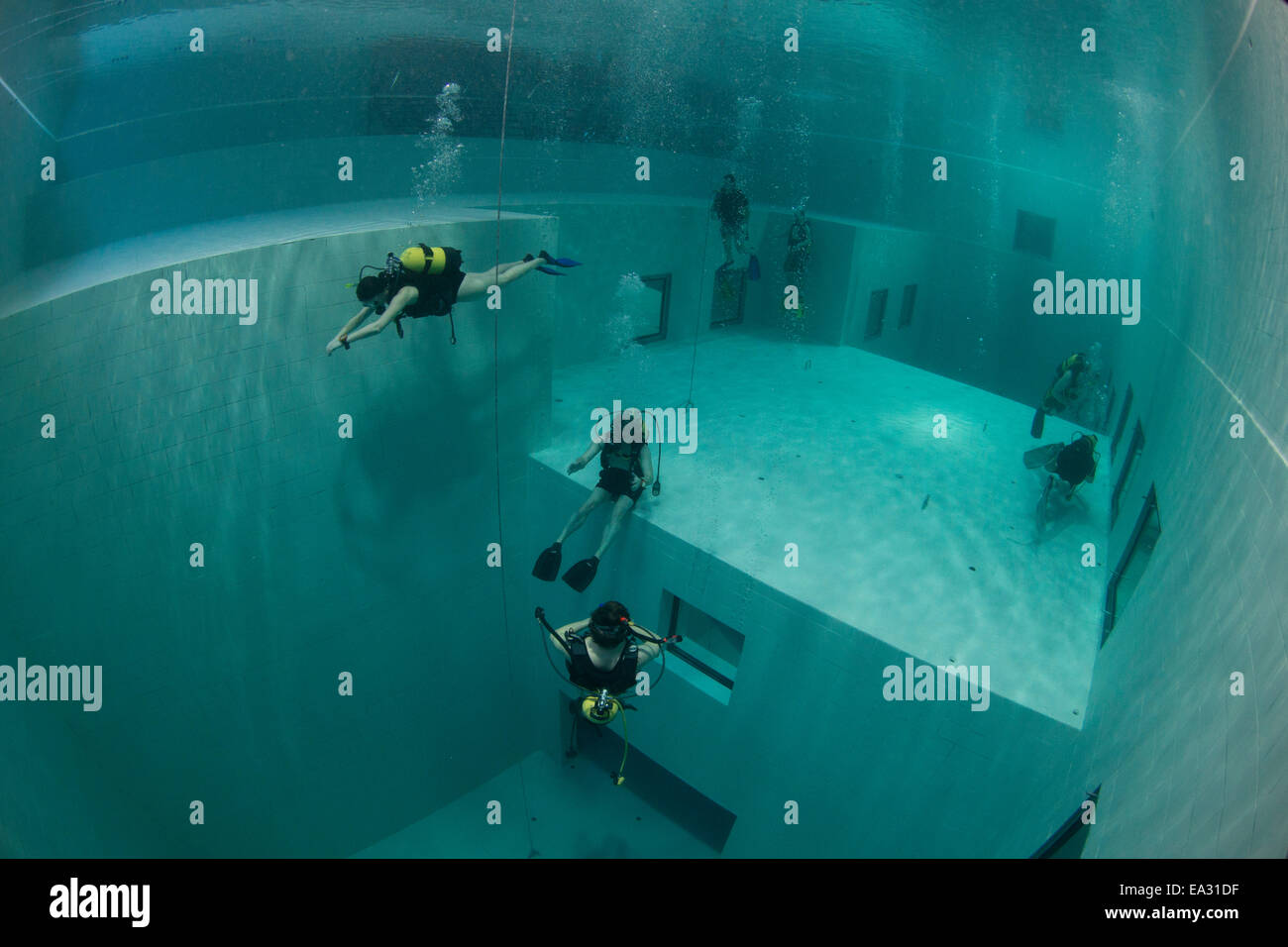Plongeurs à Nemon 33 intérieure, la piscine la plus profonde en Europe, Belgique, Europe Banque D'Images
