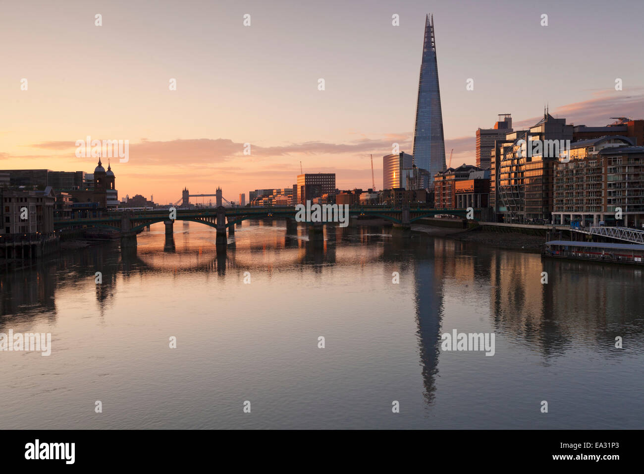 Le Shard building, Blackfriars Bridge, Tower Bridge au lever du soleil, Londres, Angleterre, Royaume-Uni, Europe Banque D'Images