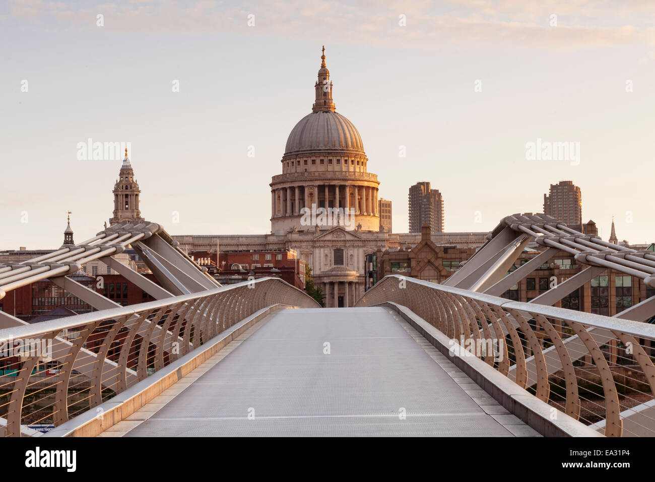 Millennium Bridge et la Cathédrale St Paul .au lever du soleil, Londres, Angleterre, Royaume-Uni, Europe Banque D'Images