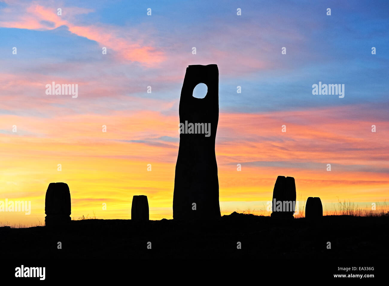 Coucher de soleil avec des sculptures en pierre en premier plan Banque D'Images
