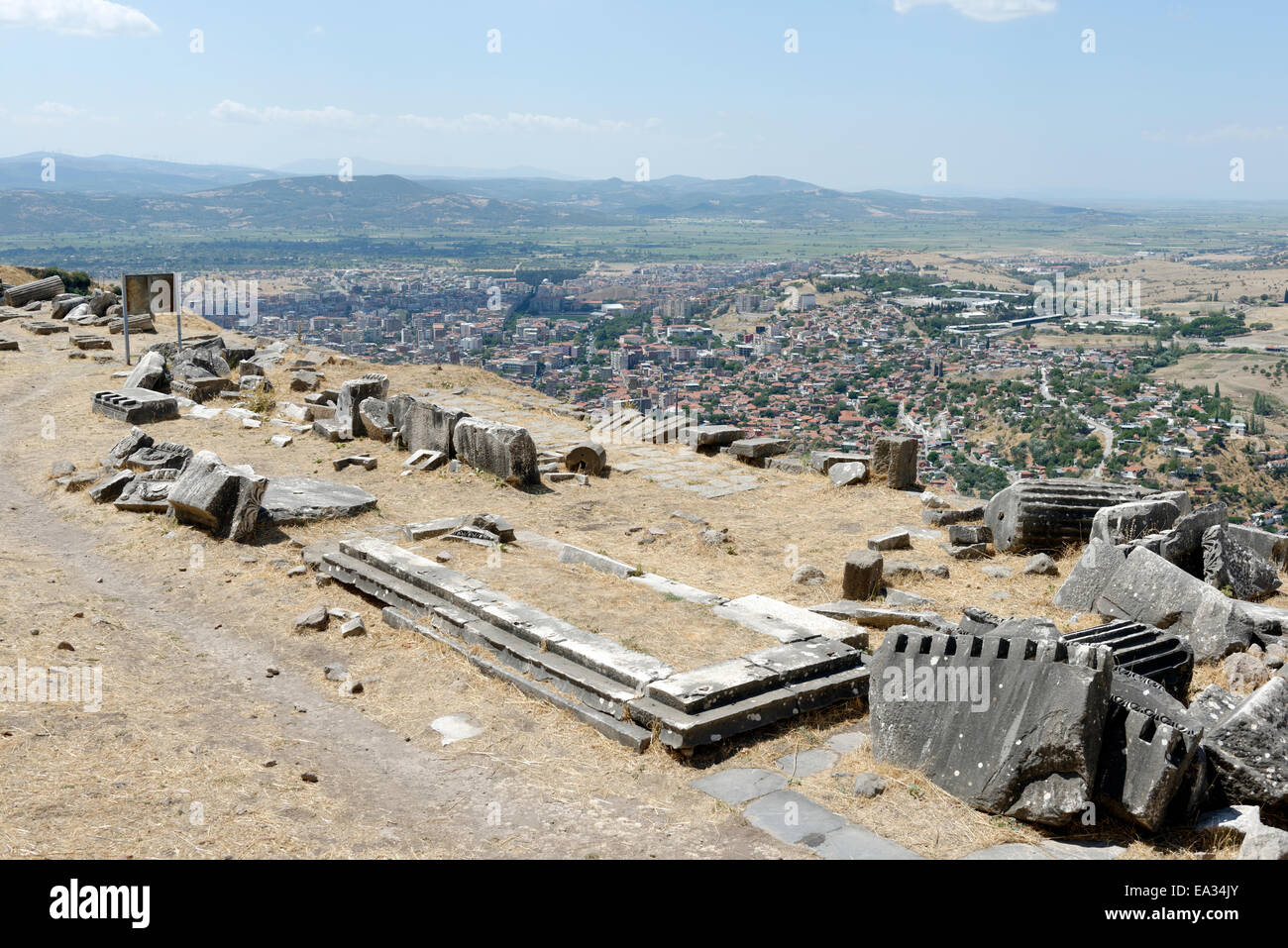 L'autel sacrificiel du temple de Dionysos ou Caracalla sur l'Acropole theatre terrasse. L'ancienne Pergame. Bergama, Turquie. E Banque D'Images