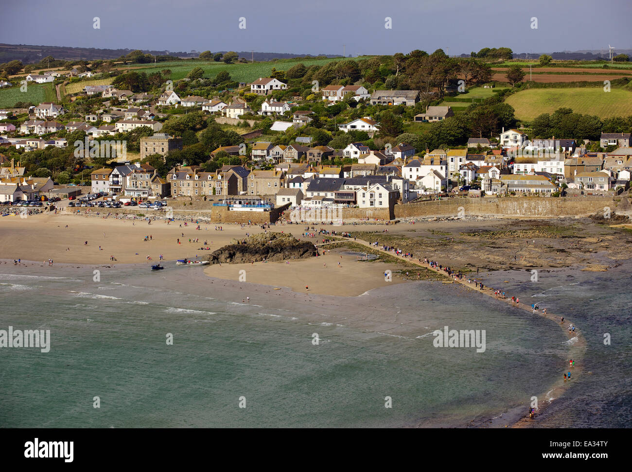 Les personnes qui traversent la chaussée à partir de la marée Mont St. Michaels à Marazion à marée montante, Cornwall, Angleterre, Royaume-Uni Banque D'Images