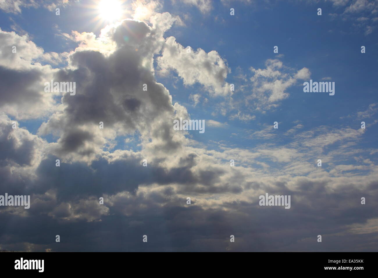 Ciel bleu avec des nuages Banque D'Images