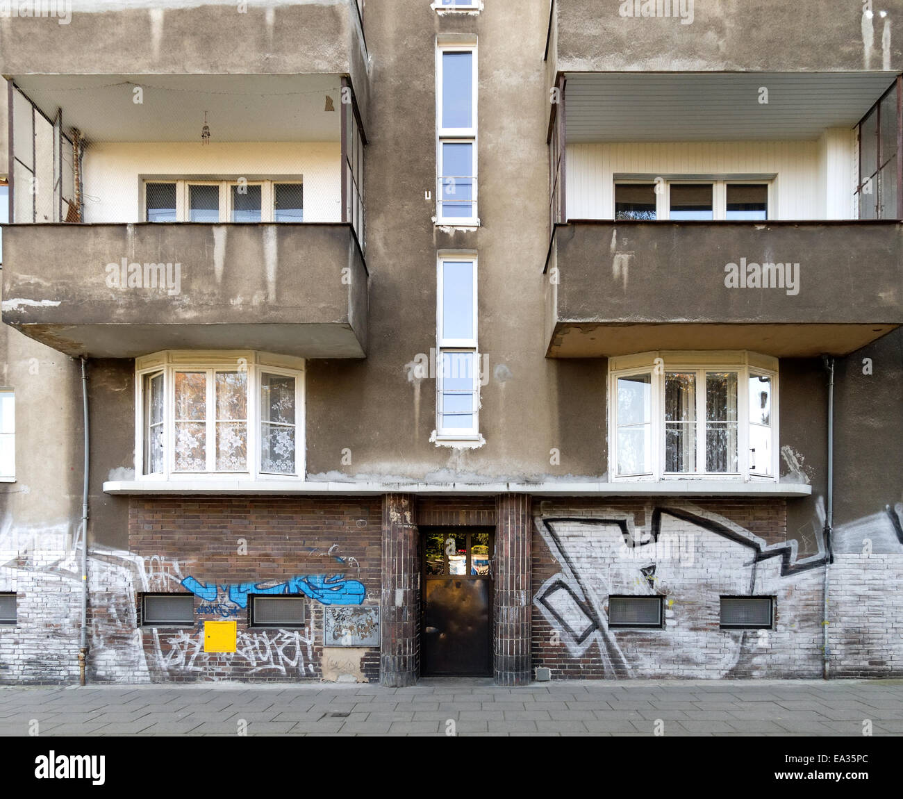 Entrée d'un immeuble négligées. Banque D'Images