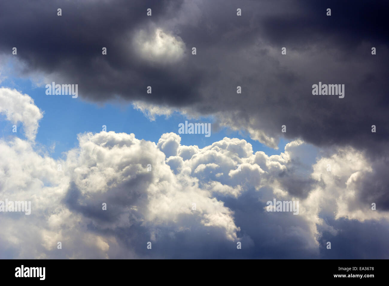 Ciel bleu avec des nuages Banque D'Images