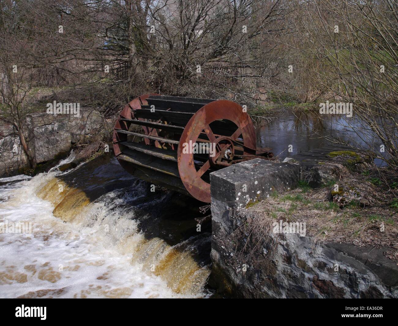 Ancien moulin à eau sur la rivière hors contexte Banque D'Images