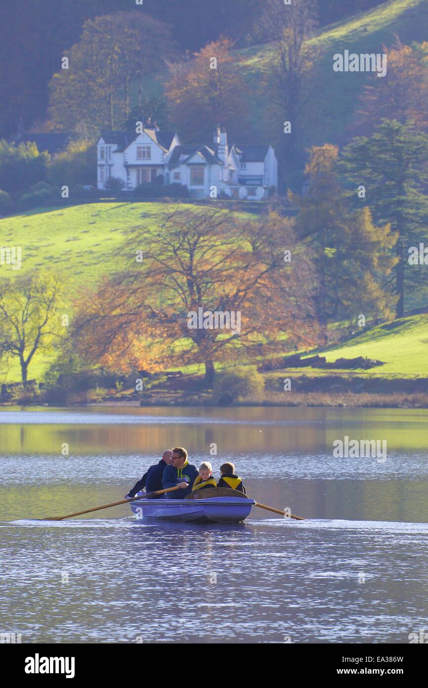 Famille de bateau sur Grasmere, Parc National de Lake District, Cumbria, England, UK. Banque D'Images