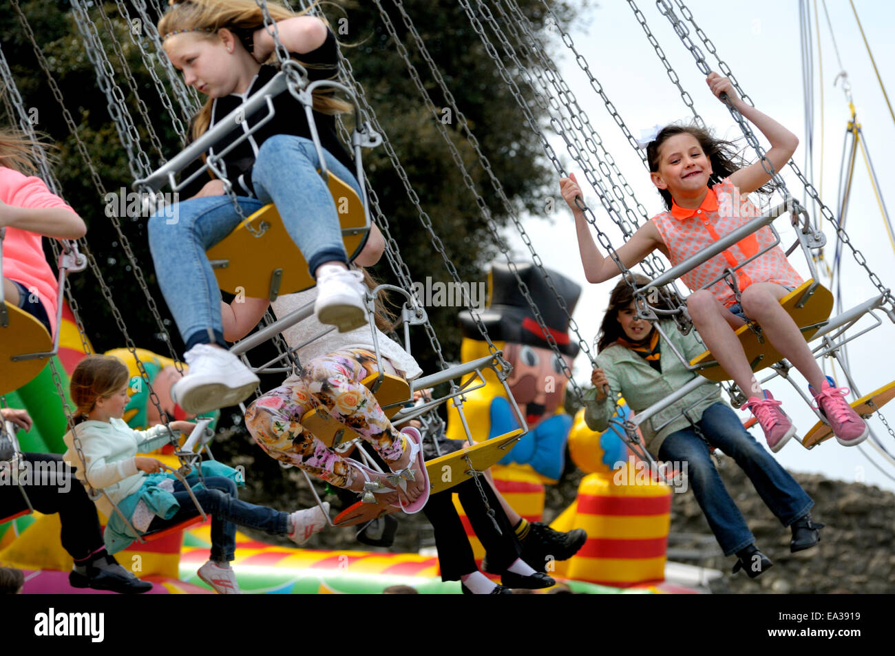 Sweeps Festival, Rochester, Kent, Bank Holiday lundi. Fête traditionnelle, relancé en 1981. Les enfants sur un champ de foire ride Banque D'Images
