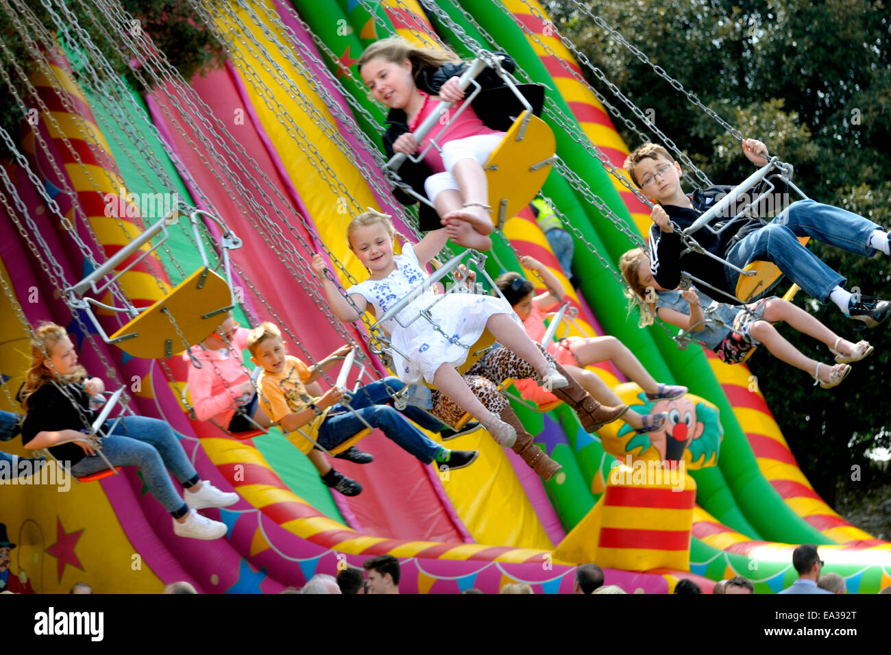 Sweeps Festival, Rochester, Kent, Bank Holiday lundi. Fête traditionnelle, relancé en 1981. Les enfants sur un champ de foire ride Banque D'Images