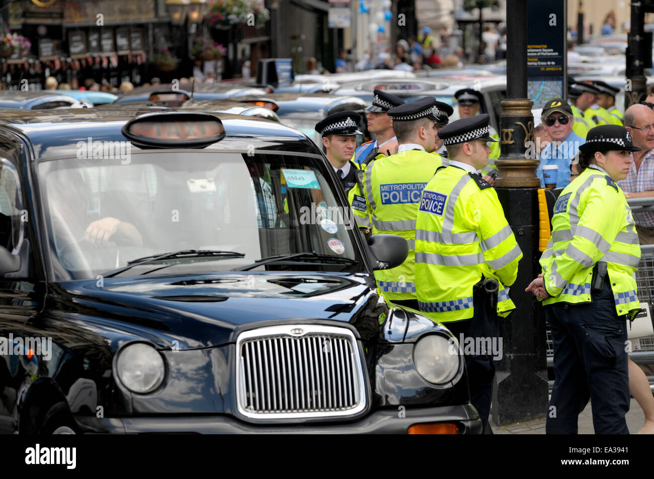 Londres, Angleterre, Royaume-Uni. Agents de la police métropolitaine de Londres et les chauffeurs de taxi noir blockading Trafalgar Square en démo Banque D'Images