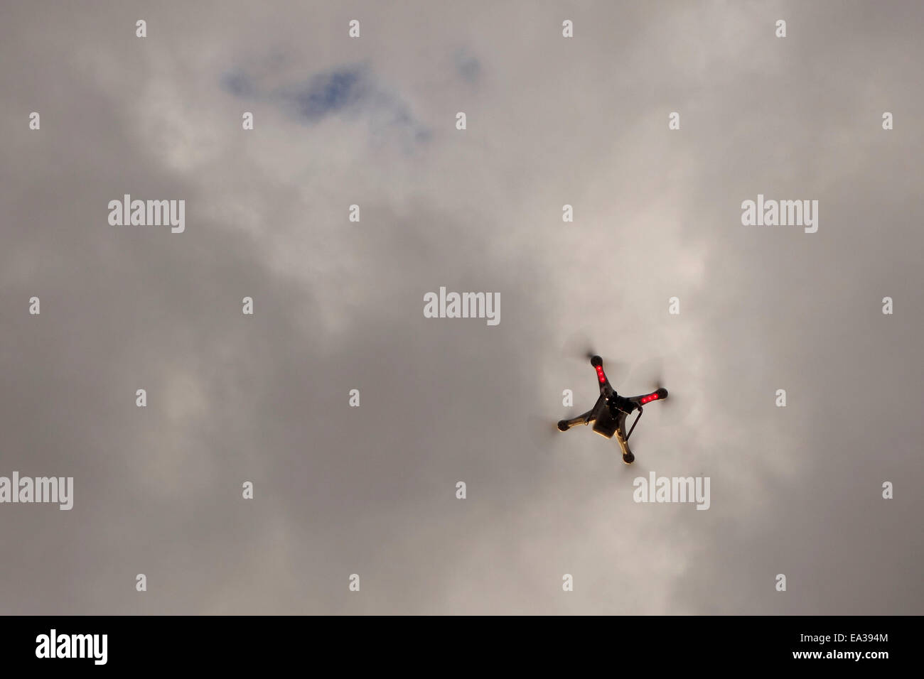 Un service de transport électronique multicopter une caméra Gopro voler dans l'air Banque D'Images