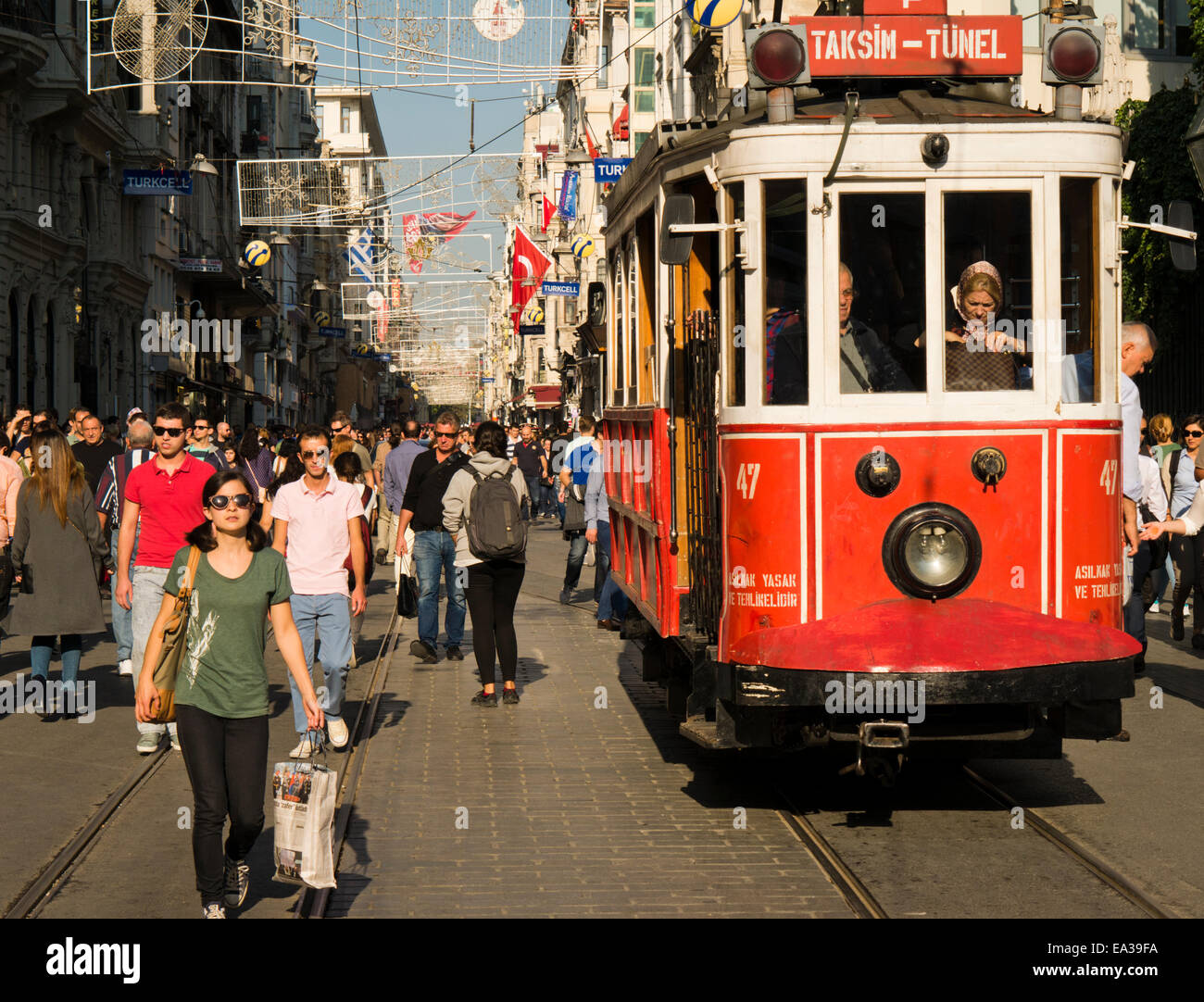 Vieux tramway sur l'avenue Istiklal Cadessi, Istanbul, Turquie Banque D'Images