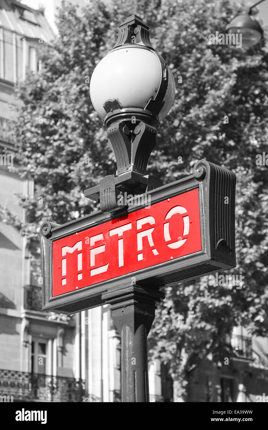 Plaque de rue à l'entrée du métro parisien, drapeau rouge sur la lampe de rue, effet de correction tonale Banque D'Images