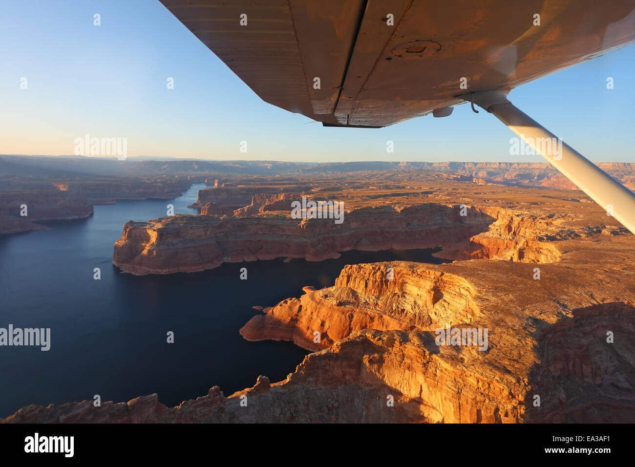 Le lac Powell photographié sur un coucher de soleil Banque D'Images