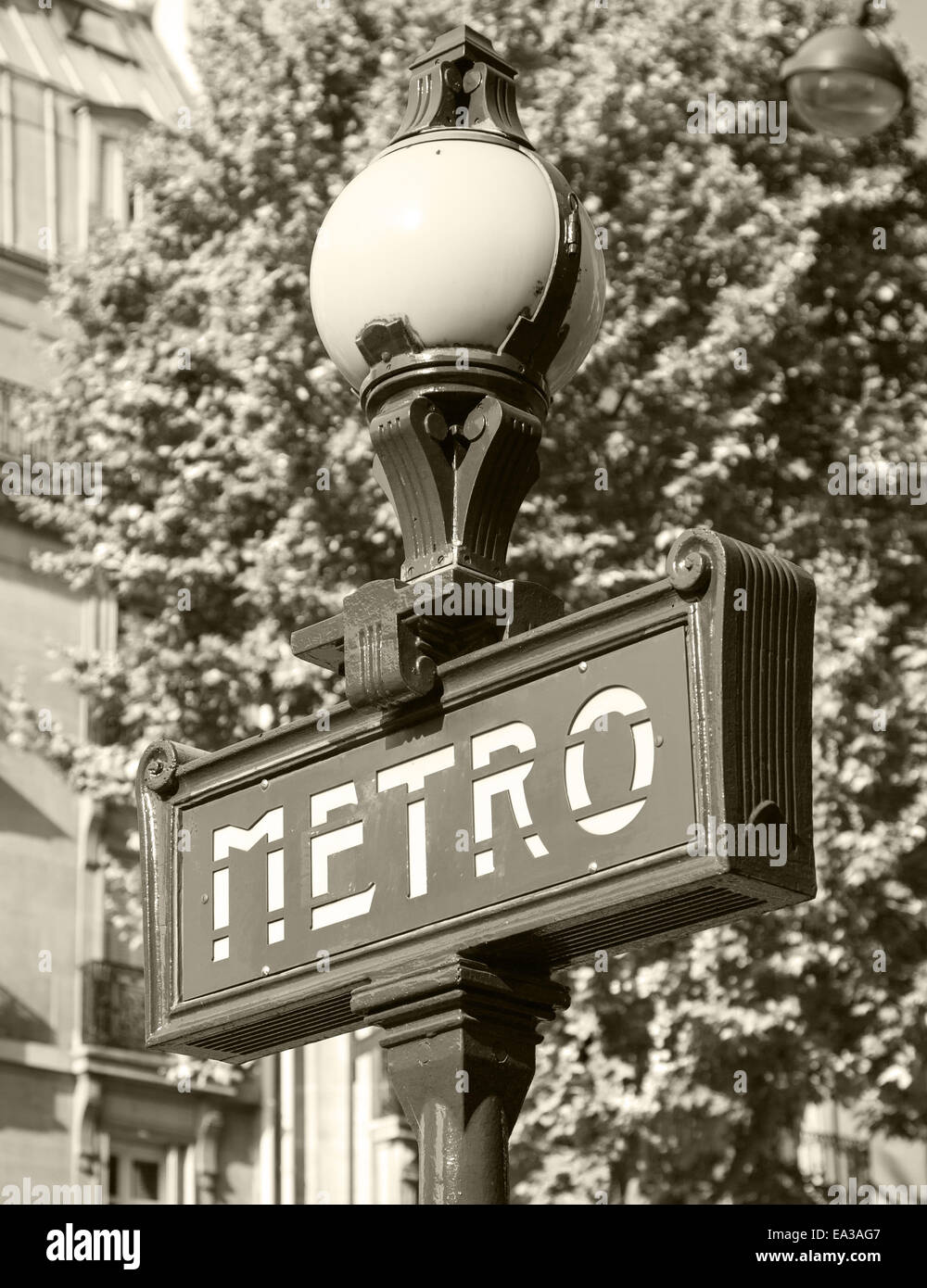 Plaque de rue à l'entrée du métro parisien, la bannière avec le texte sur le lampadaire, stylisé rétro photo sépia Banque D'Images