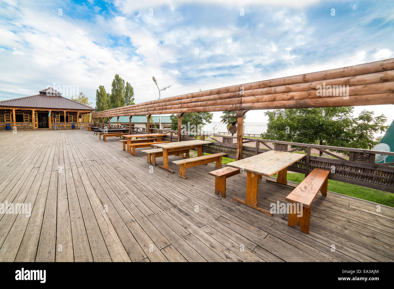 Café, abkhaze Traditionnelle maison en bois, de l'Abkhazie Banque D'Images