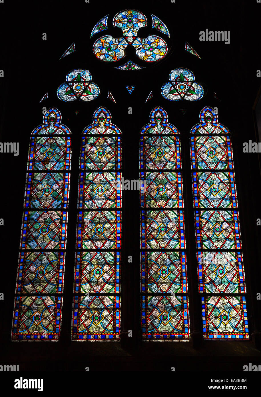 Paris, France - 11 août 2014 : grand vitrail coloré dans l'obscurité de l'intérieur de la cathédrale Notre Dame de Paris Banque D'Images