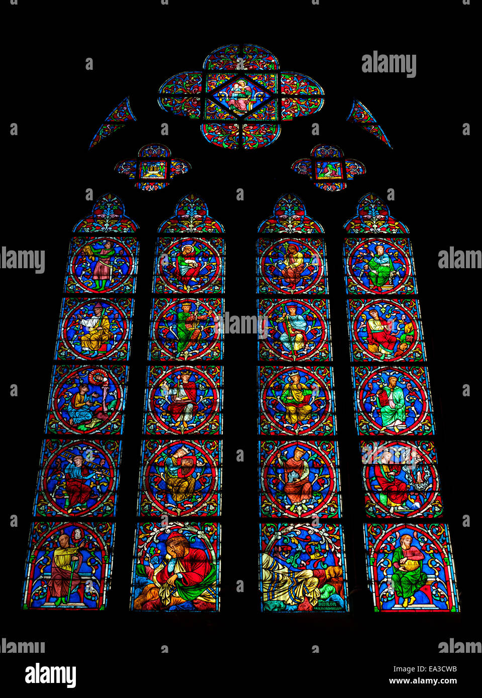 Paris, France - 11 août 2014 : grand vitrail coloré dans l'obscurité de l'intérieur de la cathédrale Notre Dame de Paris, France Banque D'Images