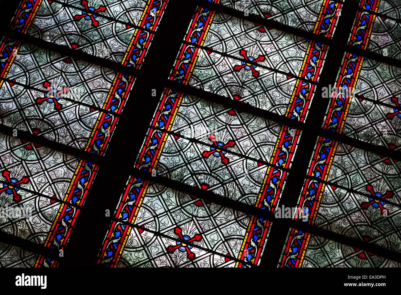 Paris, France - 11 août 2014 : Fragment de vitrail avec motif médiéval dans la cathédrale Notre Dame de Paris Banque D'Images