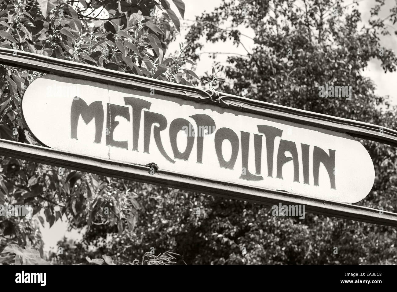 De style art-deco plaque de rue à l'entrée du métro parisien, retro photo monochrome stylisée Banque D'Images