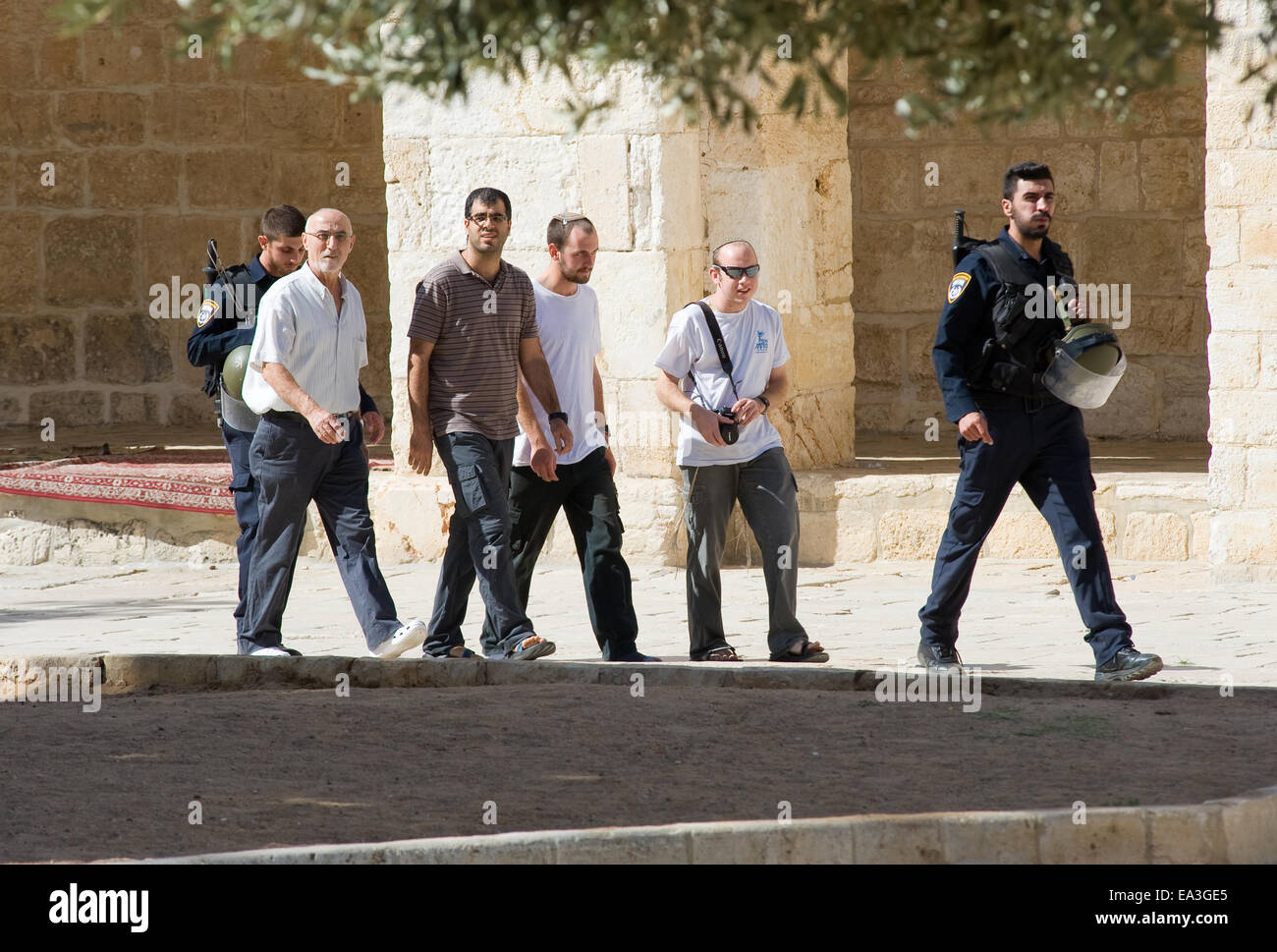 Les juifs protégés par des agents de sécurité sont la marche sur le temple-montagne et veux prier Banque D'Images