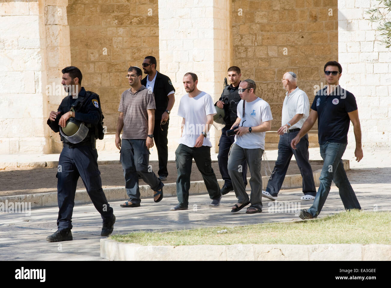 Les juifs protégés par des agents de sécurité sont sur le pied de Temple Square et à prier. Banque D'Images