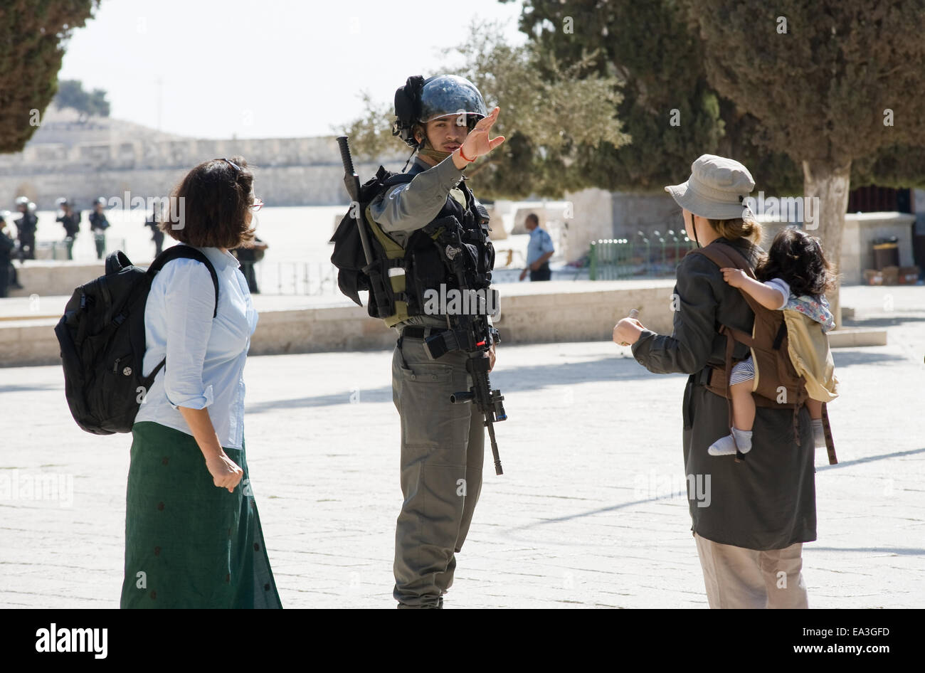 Agent de police israélien raconte les touristes à revenir en arrière sur le mont du Temple à Jérusalem au cours de combats religieux Banque D'Images