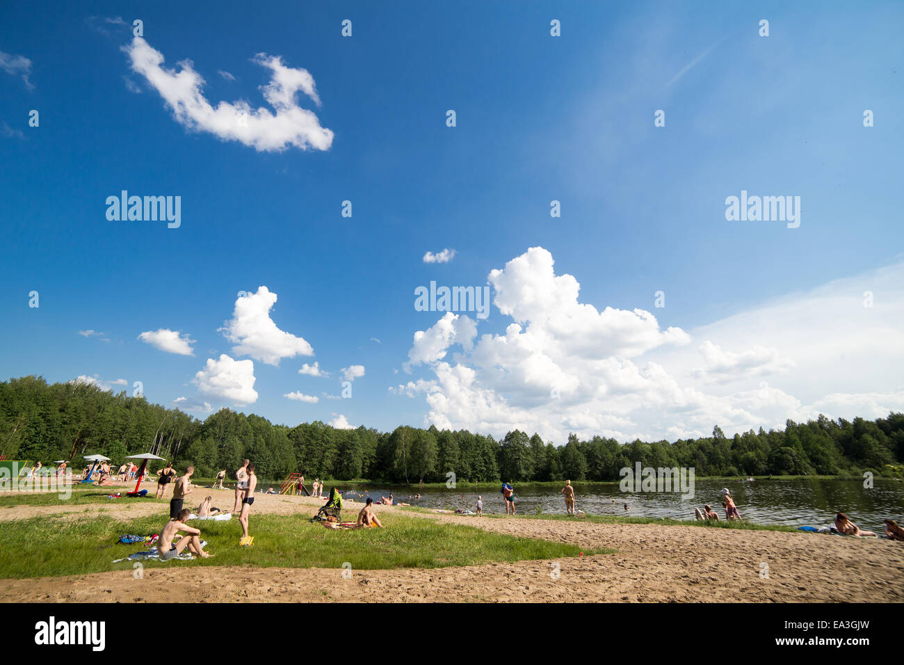 Les gens au lac plage, région de Moguilev, en Biélorussie Banque D'Images