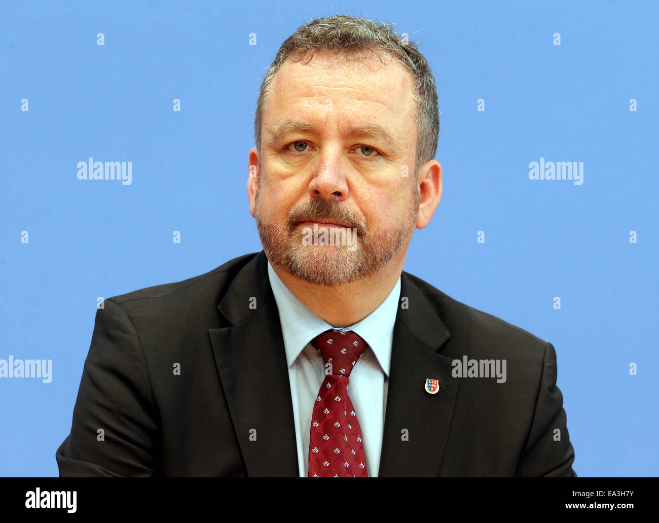 Berlin, Allemagne. 08Th Nov, 2014. Le président élu de la Fédération des expulsés (BdV), Bernd Fabritius, siège au cours d'une conférence de presse à la Bundespressekonferenz à Berlin, Allemagne, 06 novembre 2014. L'homme politique ont discuté de la situation actuelle des minorités ethniques allemands expulsés après la Seconde Guerre mondiale et les expériences de la BdV. Photo : WOLFGANG KUMM/dpa/Alamy Live News Banque D'Images