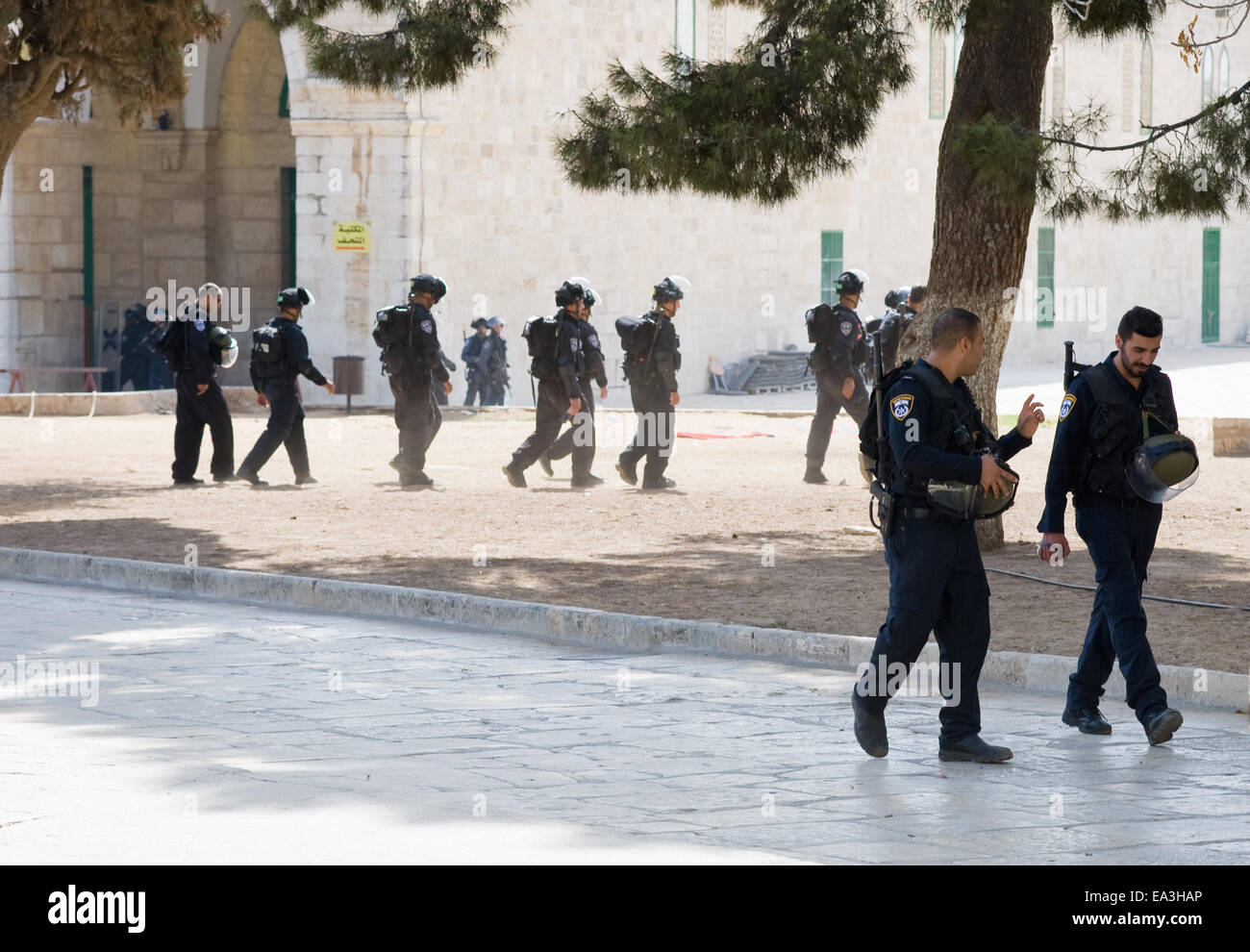 Les agents de la police israélienne en face de la mosquée al-Aqsa sur le mont du Temple à Jérusalem après que la violence religieuse Banque D'Images