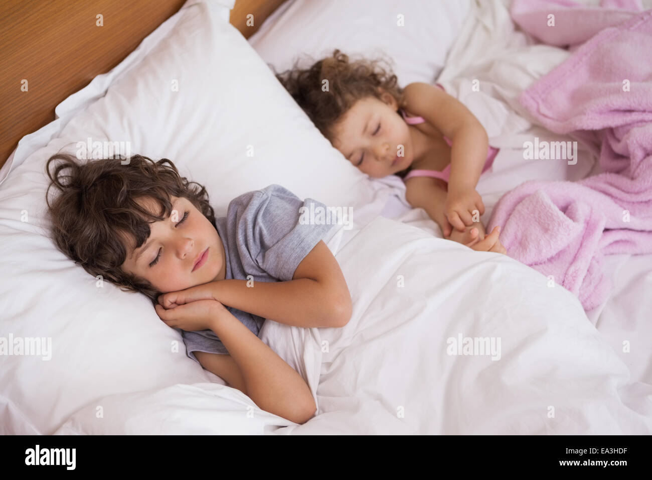 Jeune fille et garçon sleeping in bed Banque D'Images