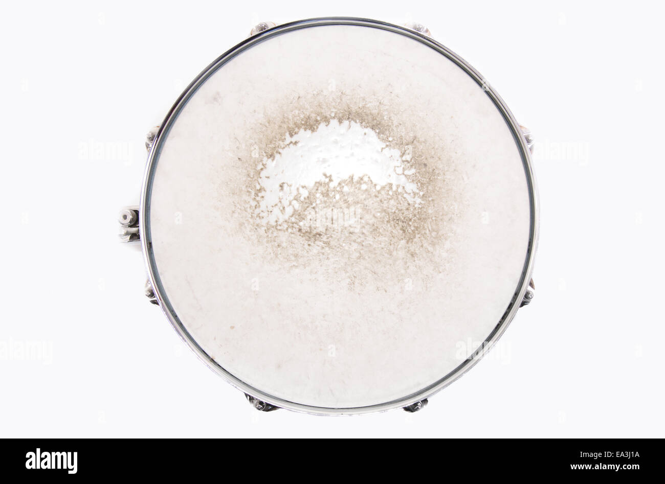 Image conceptuelle de la musique. Gros plan d'une caisse claire de batterie sur fond isolé. Banque D'Images