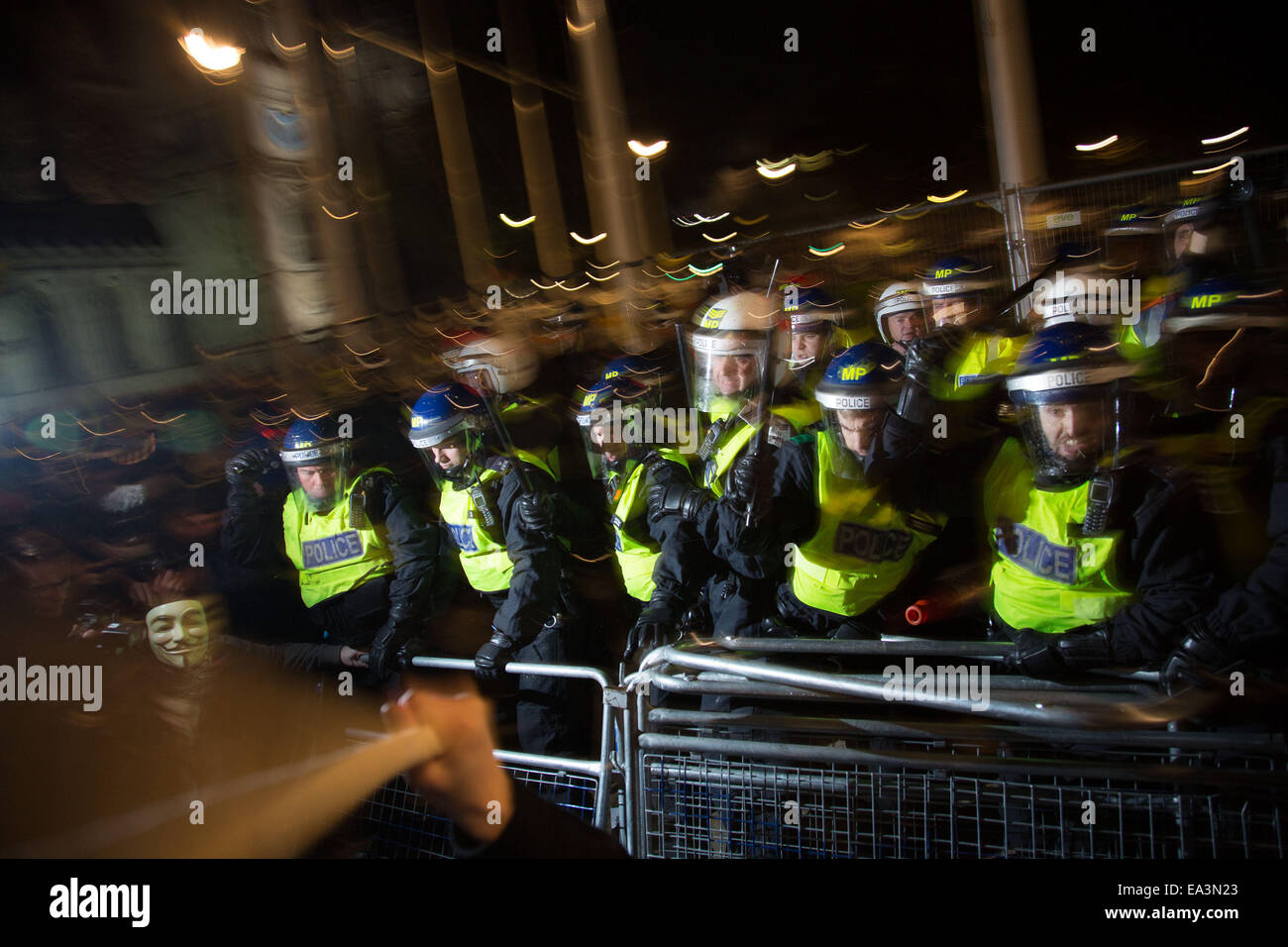 Londres, Royaume-Uni. 5 novembre, 2014. La police anti-émeute en conflit avec les manifestants à protester contre un feu de nuit dans le centre de Londres par le groupe militant anonyme, à une manifestation appelée le masque de millions de Mars. Les manifestants masqués ont fait des ravages qu'ils ont marché sur le Parlement, et partout dans le centre de Londres. La manifestation, qui a été organisé dans des centaines de villes, est dit être contre l'austérité et d'une violation des droits de l'homme. Crédit : Michael Kemp/Alamy Live News Banque D'Images
