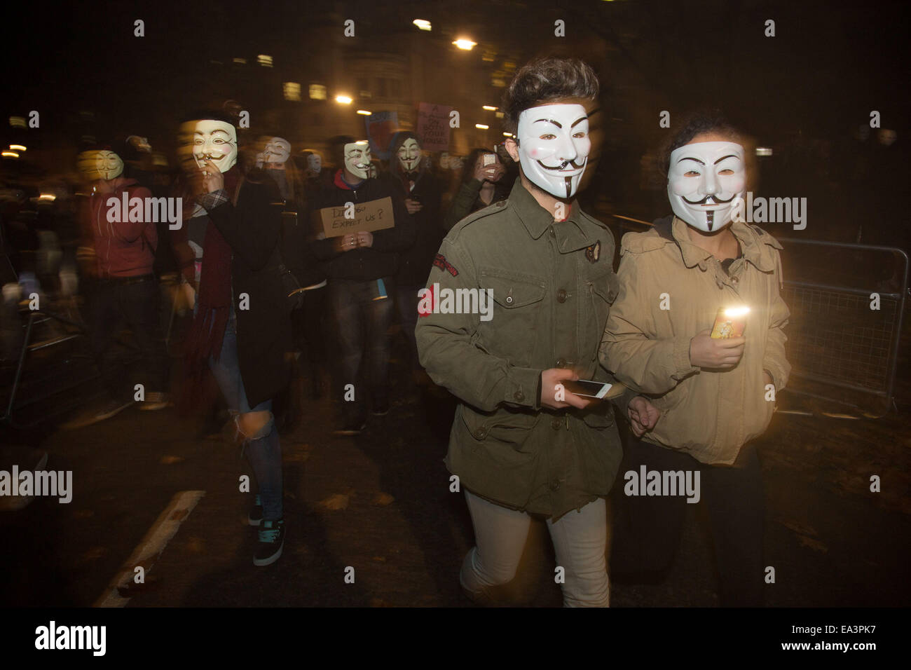 Londres, Royaume-Uni. 5 novembre, 2014. Bonfire Night protester dans le centre de Londres par le groupe militant anonyme, à une manifestation appelée le masque de millions de Mars. Les manifestants masqués ont fait des ravages qu'ils ont marché sur le Parlement, et partout dans le centre de Londres. La manifestation, qui a été organisé dans des centaines de villes, est dit être contre l'austérité et d'une violation des droits de l'homme. Crédit : Michael Kemp/Alamy Live News Banque D'Images