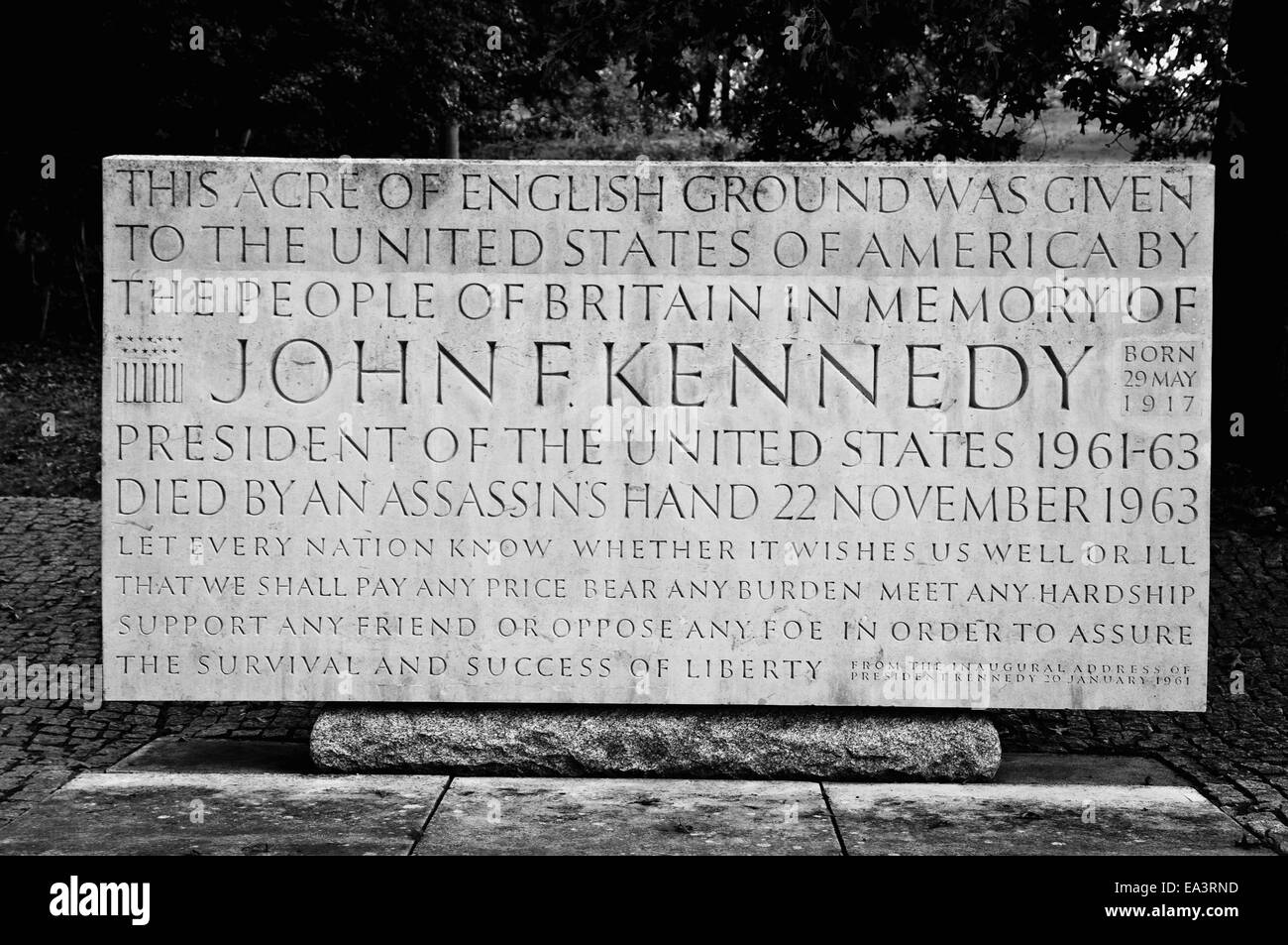 Pierre commémorative avec l'inscription dans la mémoire du Président John F Kennedy - situé à Runnymede, UK. (Noir et blanc) Banque D'Images
