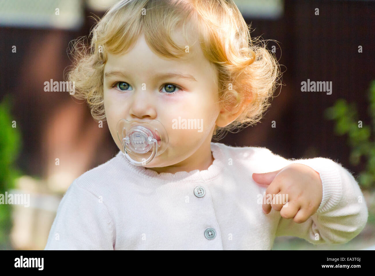 Cute infant avec mamelon Banque D'Images