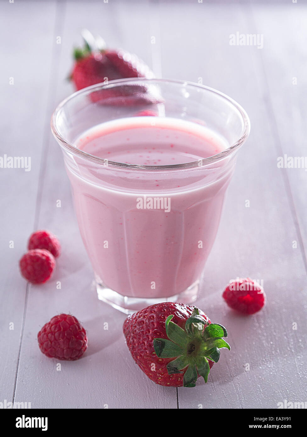Fraises avec Strawberry-Milkshake Banque D'Images
