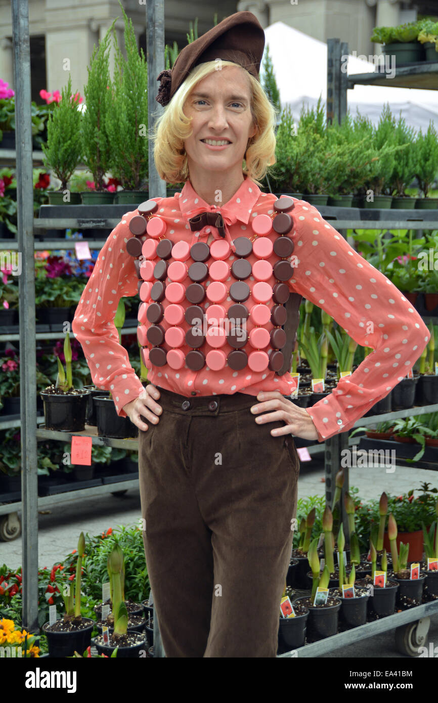 Portrait d'une femme dans un gilet fait maison fait à partir de bouchons de bouteilles en plastique à Union Square Park à Manhattan, New York City Banque D'Images