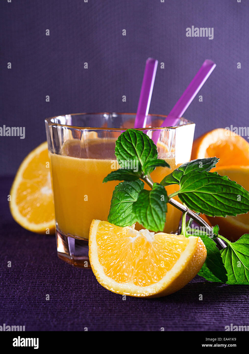 Un verre d'un jus d'orange fraîchement pressé Banque D'Images